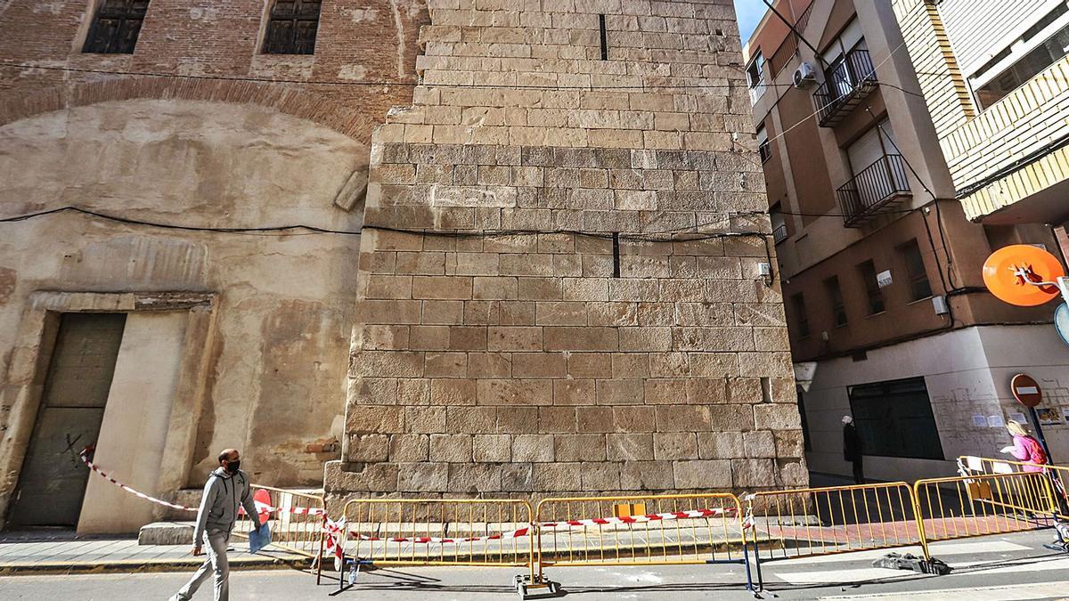 Vallado en el exterior de la iglesia de San Agustín tras la caída de cascotes que obligó al Ayuntamiento de Orihuela a cortar la calle y prohibir el acceso de vehículos.