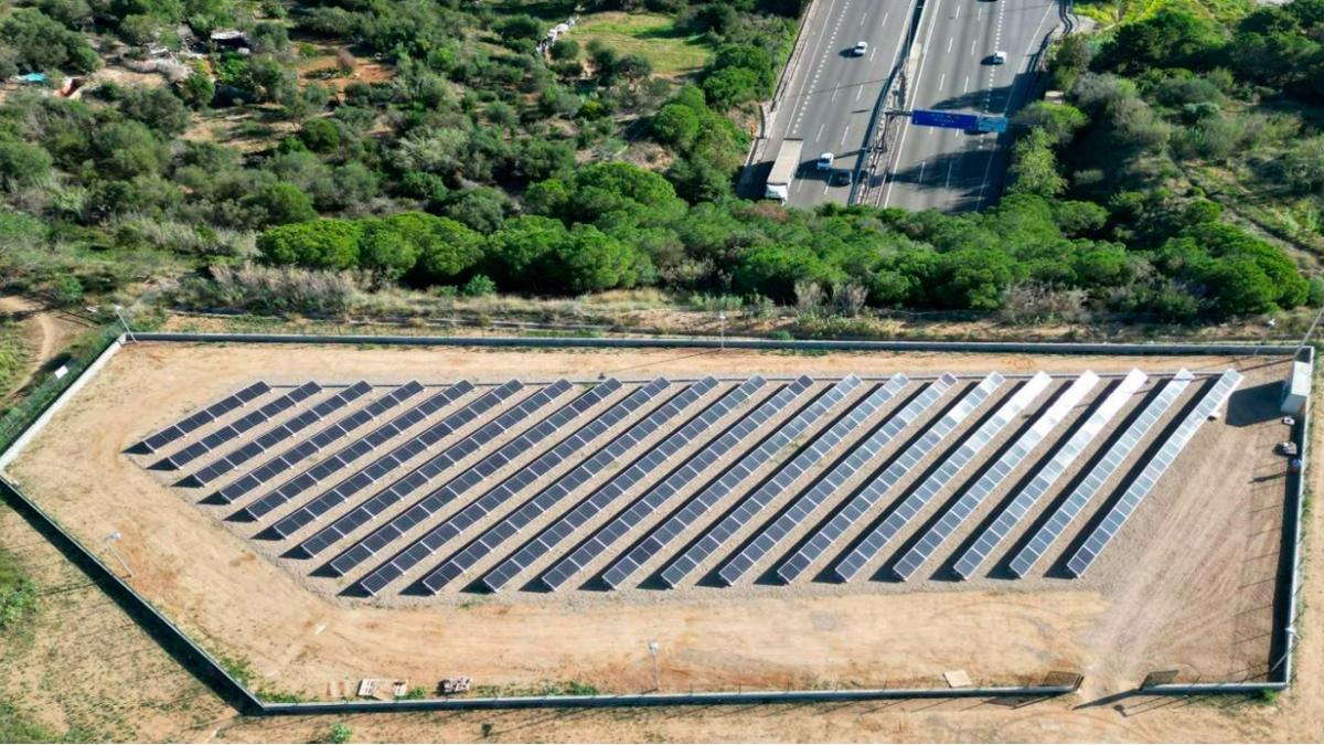 Placas fotovoltaicas instaladas en la carretera C-32 en Mataró (Maresme) por el Departament de Territori
