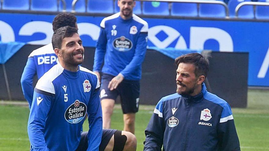 Rubén de la Barrera bromea con Eneko Bóveda en Riazor. |  // C. PARDELLAS