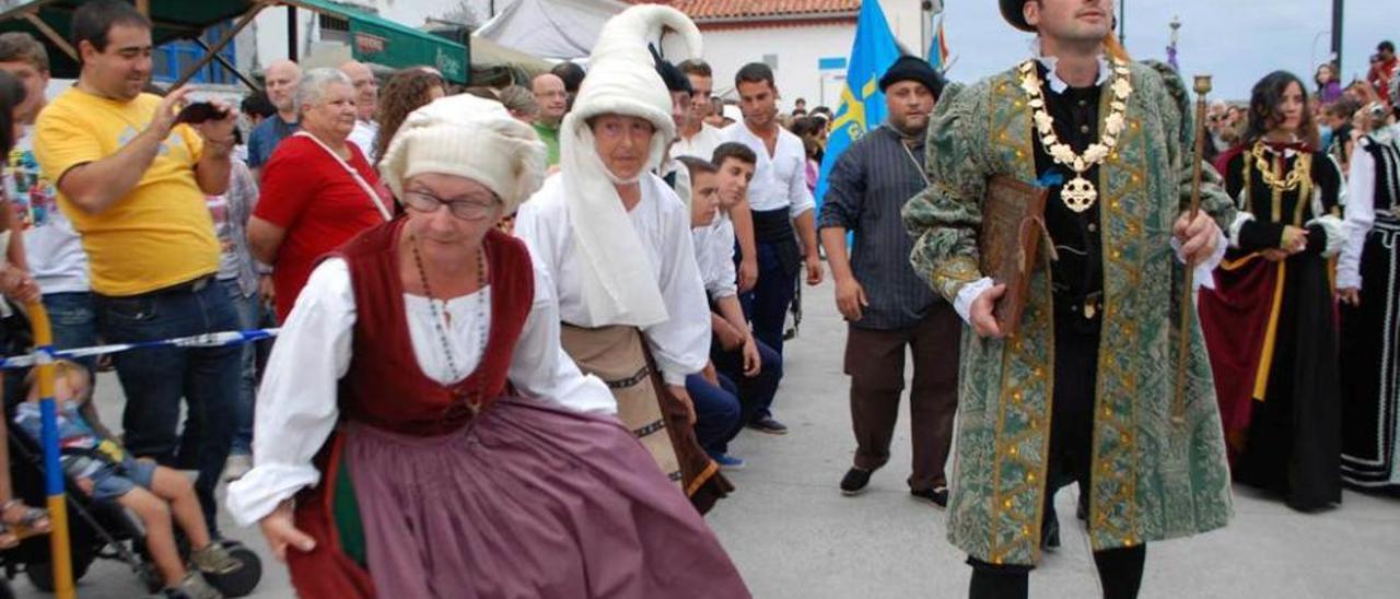 El futuro emperador Carlos V, a la derecha, durante la representación de este año en Tazones.