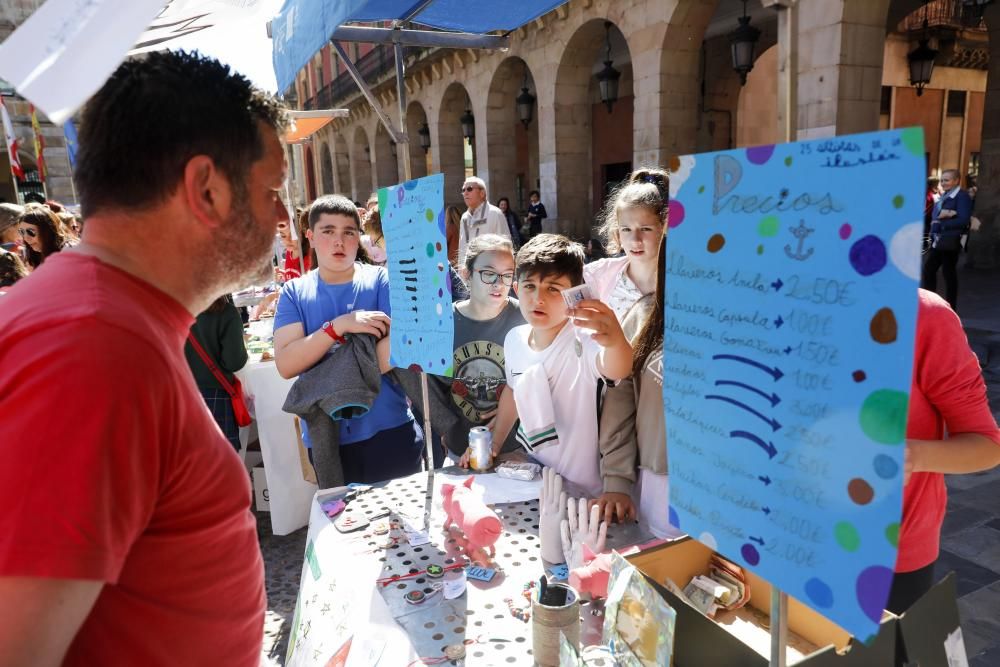 Mercadillo de cooperativas estudiantiles en la pla