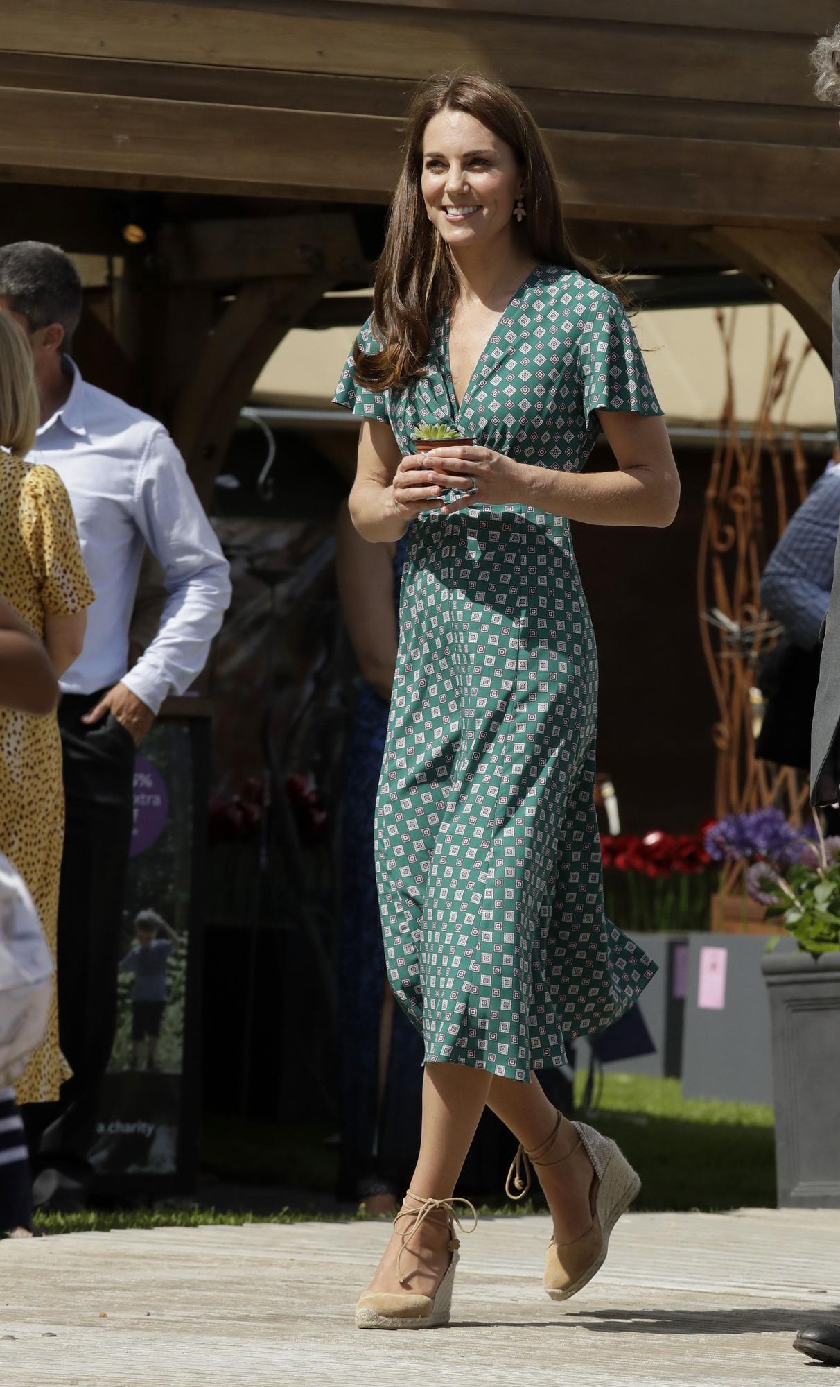 Kate Middleton y el vestido midi geométrico de Sandro que está arrasando en  las rebajas - Woman