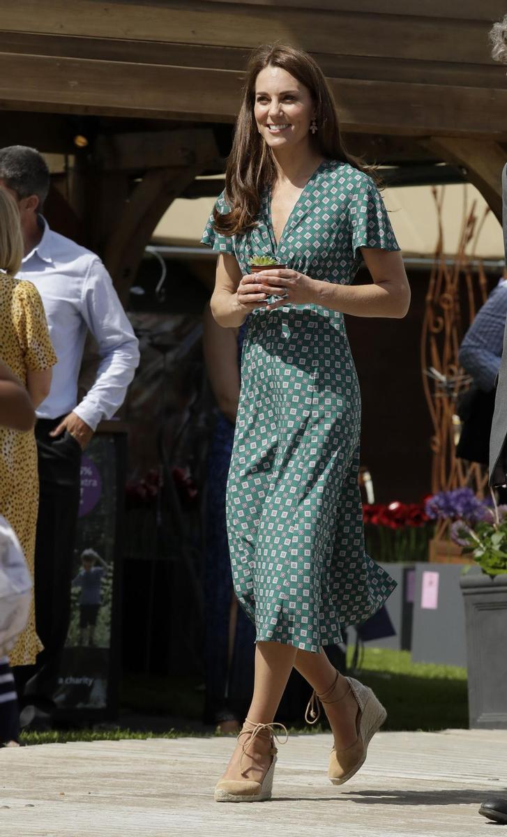 Kate Middleton con vestido de estampado geométrico midi de Sandro