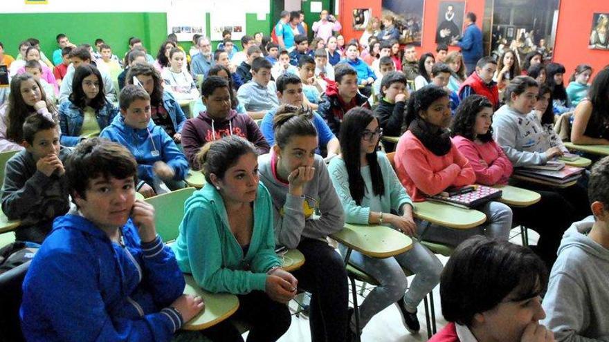 Los estudiantes siguen la conferencia.