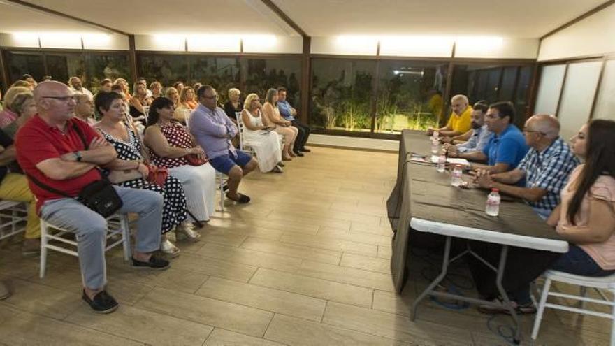 Olivares reunió a 25 barracas anoche en El Sorell para explicarles su programa.