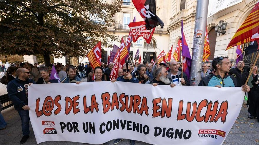 Los trabajadores de FCC evidencian su enfado en el centro de Zaragoza mientras las negociaciones siguen enquistadas: "Solo nos dan migajas"