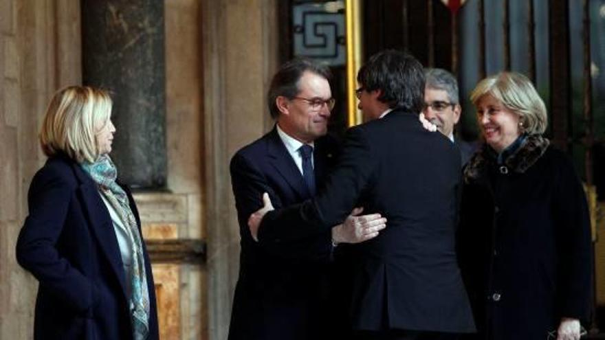 Puigdemont rebent Artur Mas, Joana Ortega, Irene Rigau i Francesc Homs, ahir al Palau de la Generalitat.