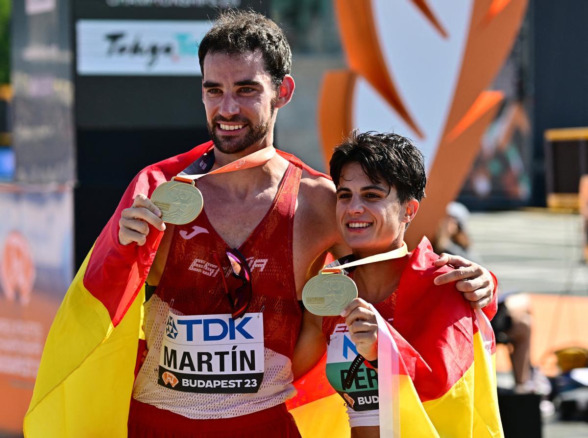 Álvaro Martín y María Pérez, ambos con su medalla de oro de los 35 kilómetros marcha.