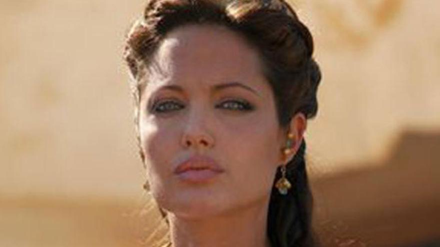 Angelina Jolie podría encarnar a Cleopatra en una película dirigida por James Cameron.