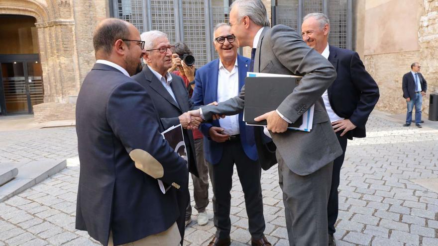 El presidente de Aragón, Jorge Azcón, saluda en el día de su investidura a los representantes del PAR, en las Cortes. | EL PERIÓDICO