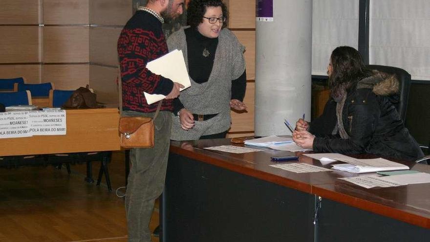 Los integrantes del grupo que protesta cada día, de pie y con carteles. // G. Núñez