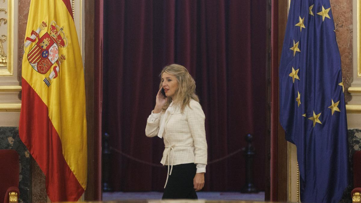 La vicepresidenta Yolanda Díaz, hablando por teléfono en una sala del Congreso de los Diputados.