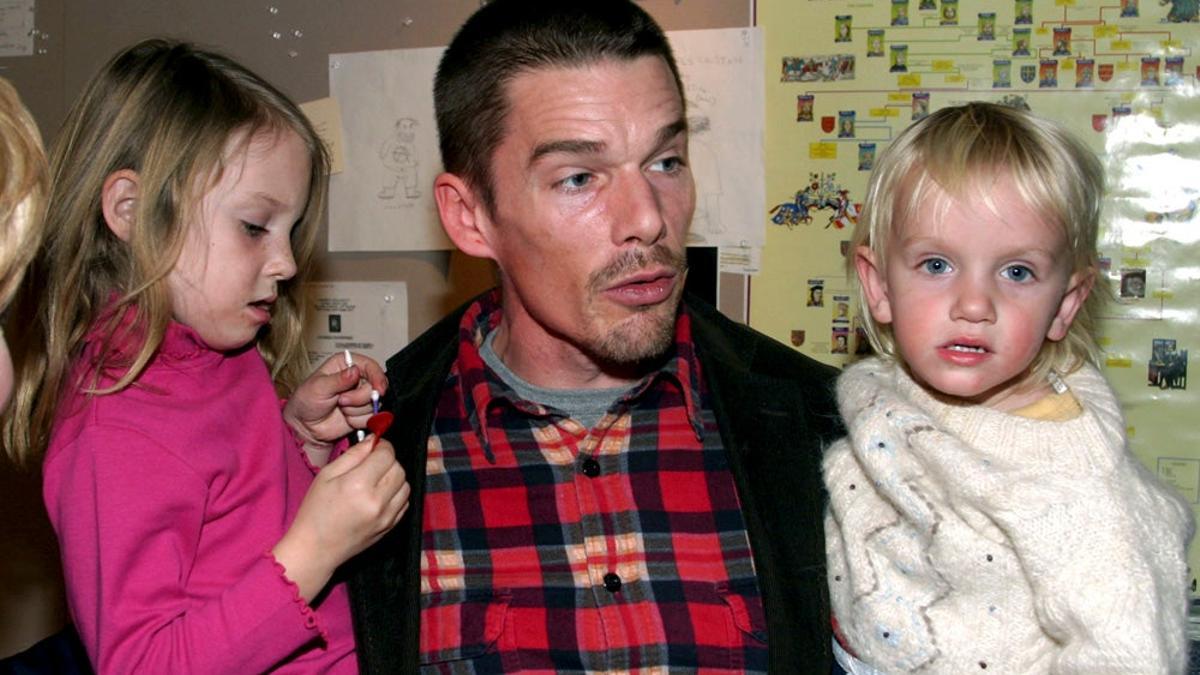 Ethan Hawke con sus hijas en 2004