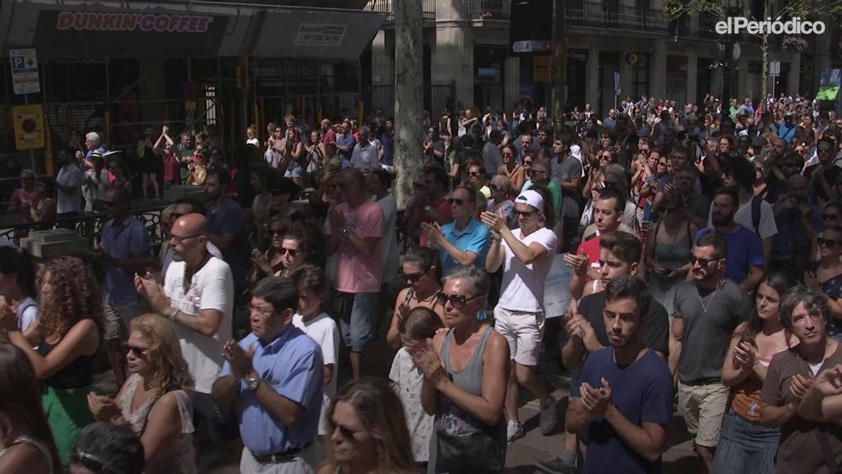 Minuto de silencio en la Plaza de Cataluya