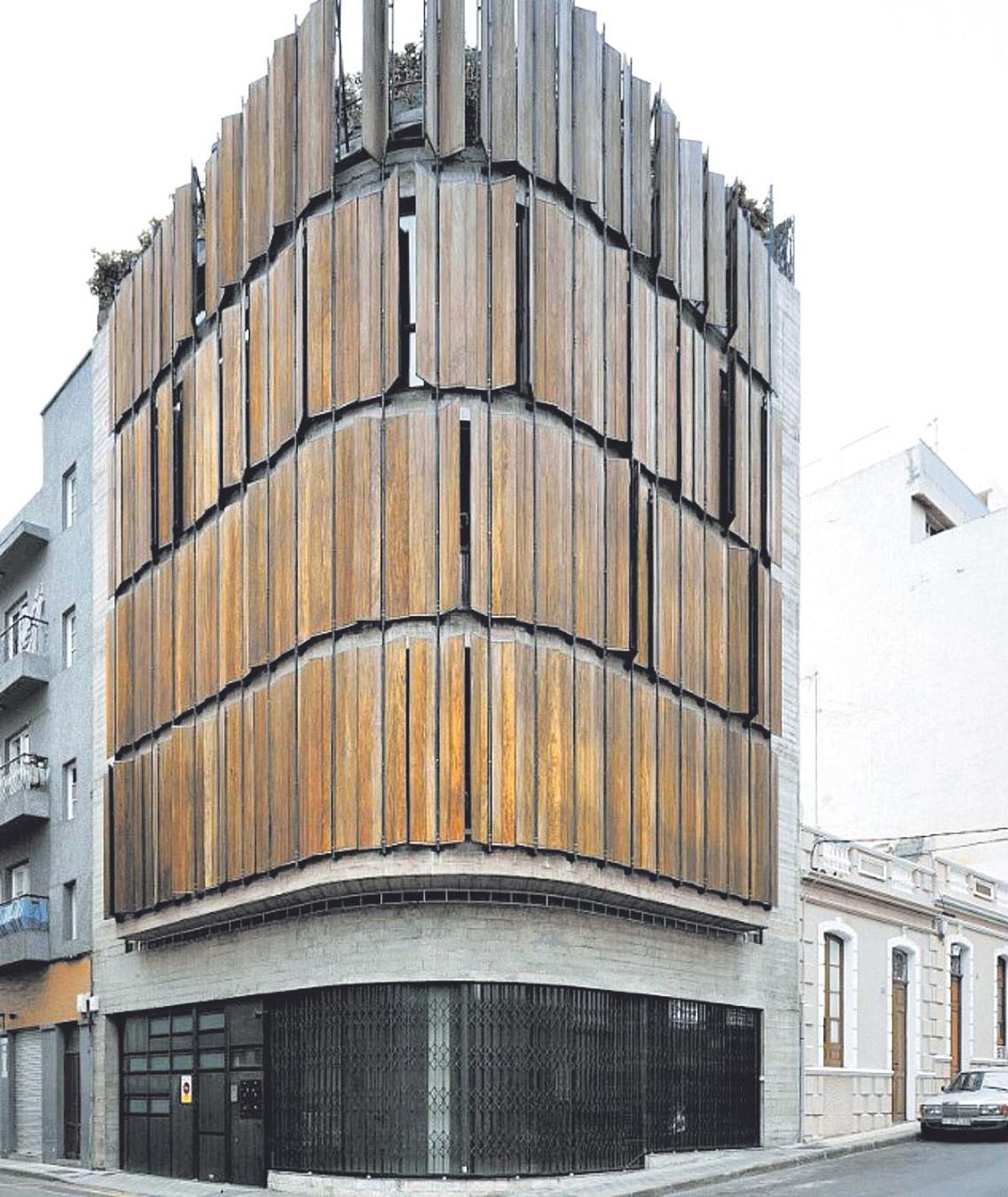 Edificio firmado por Fernando Menis que invita a reflexionar sobre la idea de que el proceso de construcción genera residuos inutilizables. Su elemento más llamativo es precisamente el más low tech: colgada del techo, la escalera está hecha de tubos y chapas de metal, reciclados de una refinería desmantelada. La fachada cuenta con un sistema de lamas fabricado con madera reciclada y tuberías de acero.