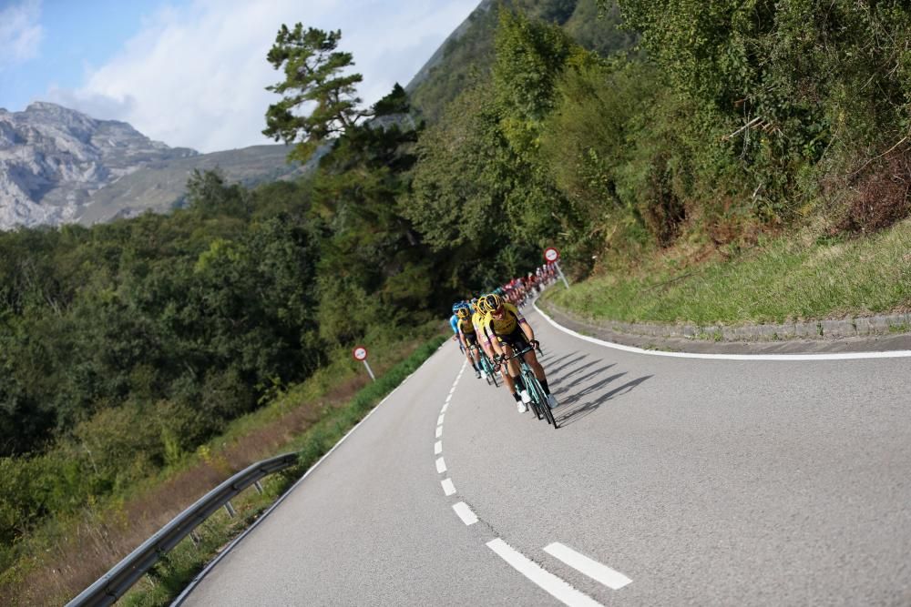 Fuglsang (Astana) ha ganado este lunes la decimosexta etapa de la Vuelta a España, disputada entre Pravia y el Alto de La Cubilla.