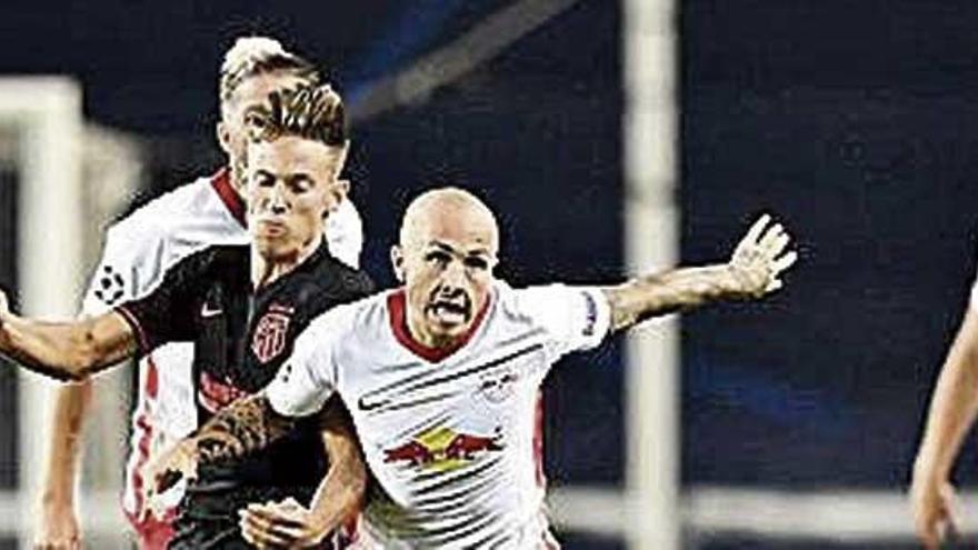 Angeliño Tasende, con el número 3 a la izquierda, tras celebrar uno de los goles del RB Leipzig.