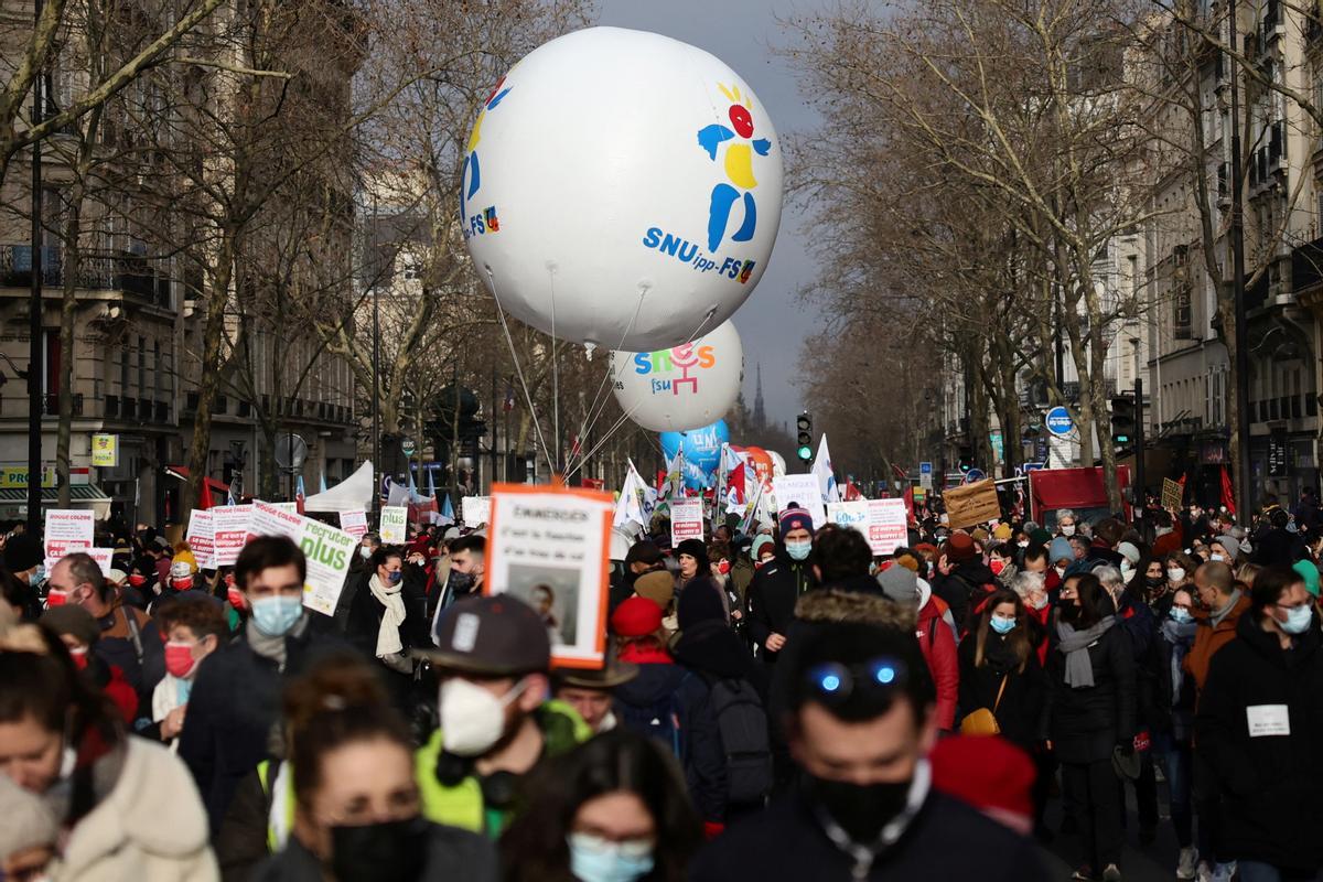 Una vaga contra la gestió de la covid per Macron deixa les aules desertes a França