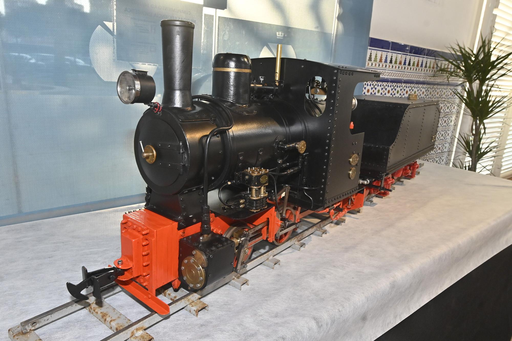 Maqueta de la exposición. Fabricada en Alemania por Krauss y Cia., es una locomotora similar a la locomotora 'Grao', empleada en el Ferrocarril de les Serretes. Foto: Manolo Nebot