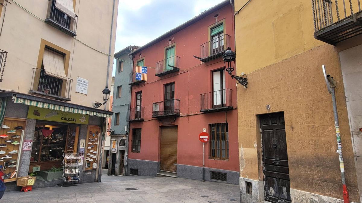 Els edificis de l'Ateneu i l'Escac, vistos des de la plaça de Sant Pere