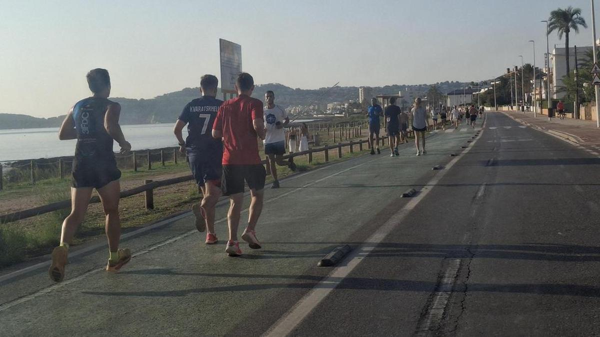Sale el sol y decenas de corredores y paseantes van y vuelven por el carril peatonal del Primer Muntanyar