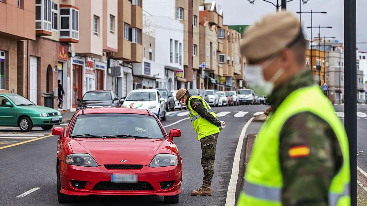 Efectivos del Regimiento de Infantería ‘Soria 9’ durante su despliegue el año pasado en las calles de Corralejo. | | FUSELLI