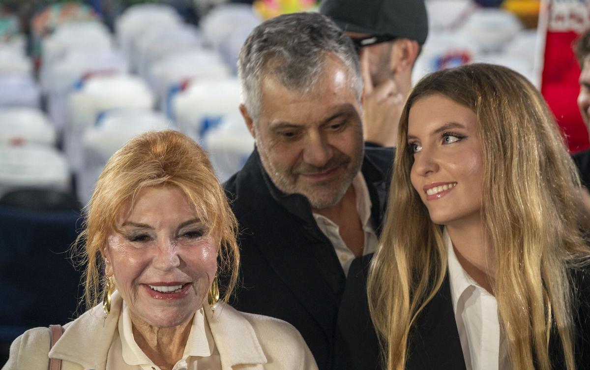 Tita Cervera acompañada por su hija y sobrino, en la platea del cine Comedia, futuro museo Carmen Thyssen Barcelona.