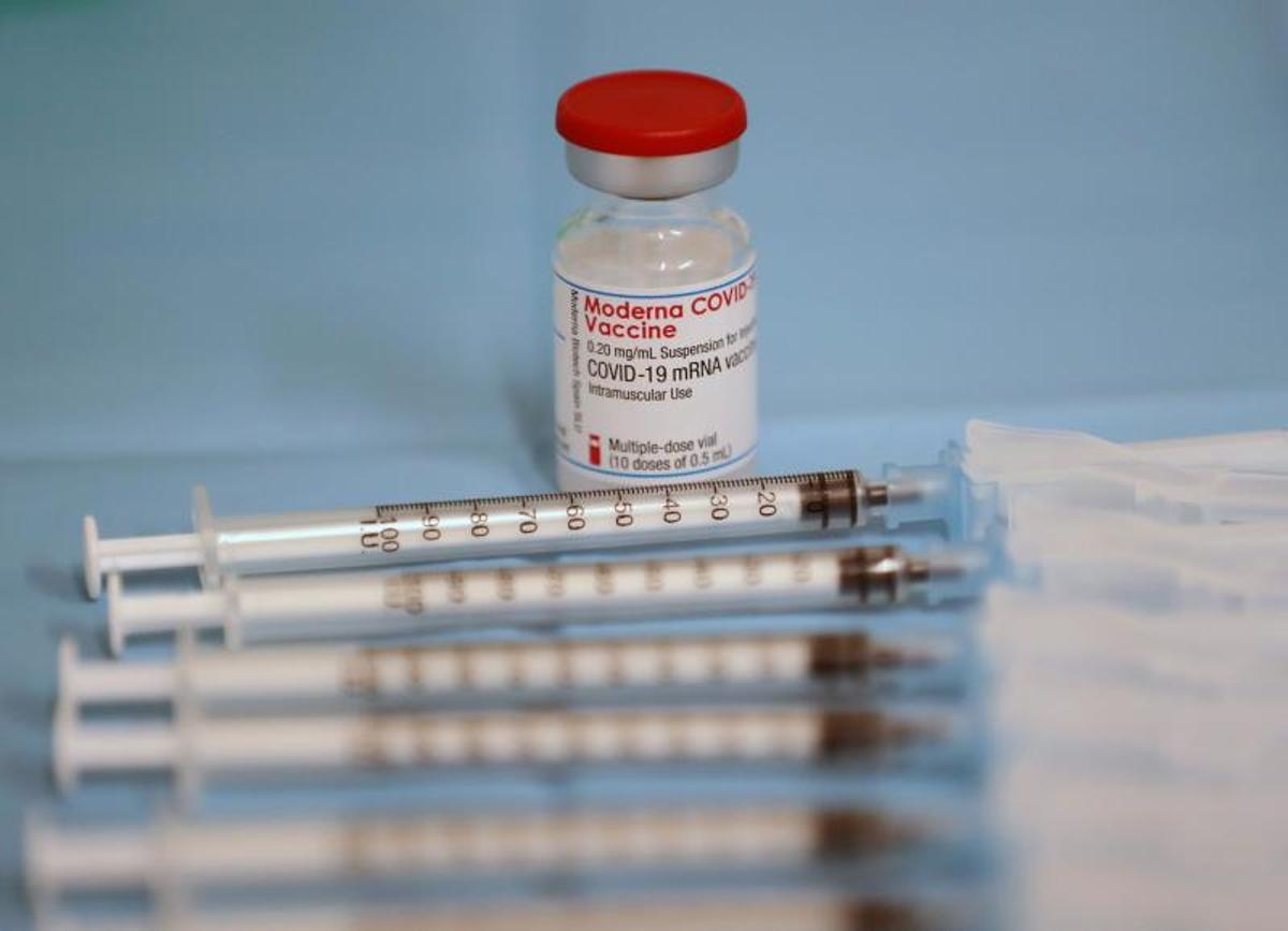 Estudio detecta reacción a las vacunas Pfizer y Moderna en 1,6 % de alérgicos
