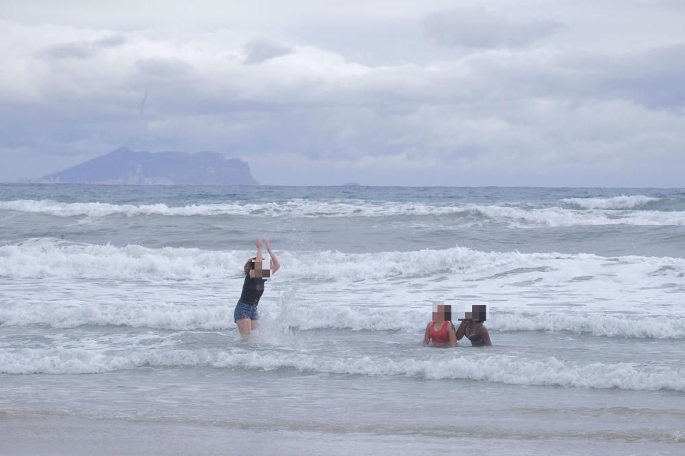 Miles de jóvenes celebran el botellón en la playa de San Juan