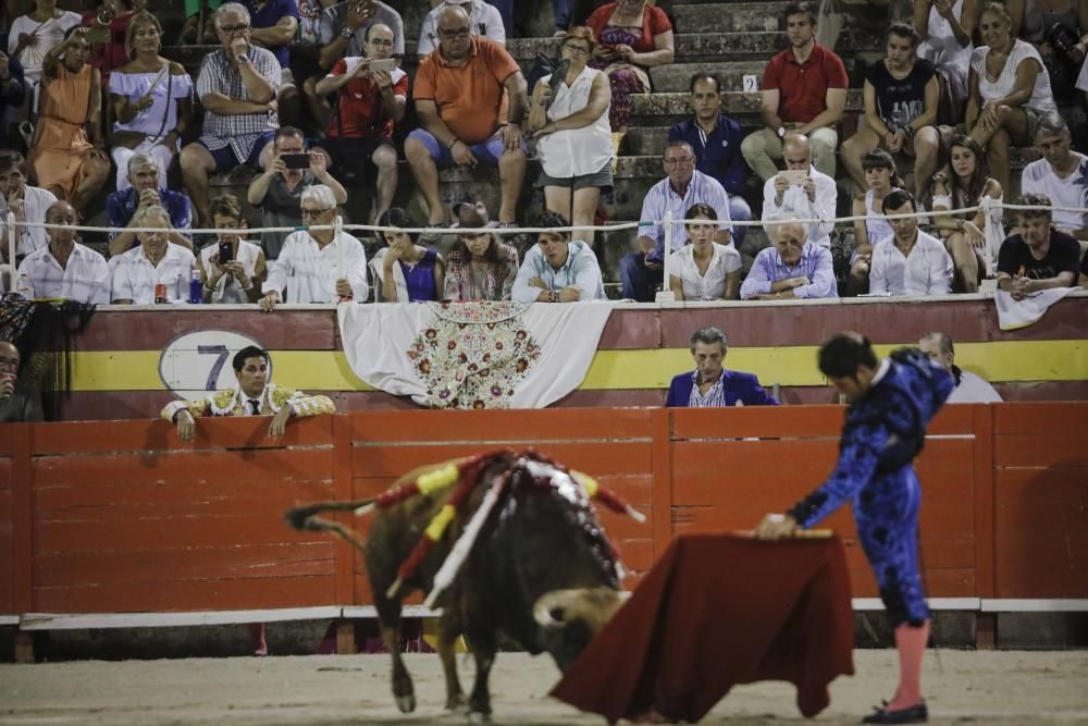 Die Schwester von König Felipe VI. besuchte mit Froilán und Victoria Federica am Donnerstag (3.8.) eine "corrida de toros".