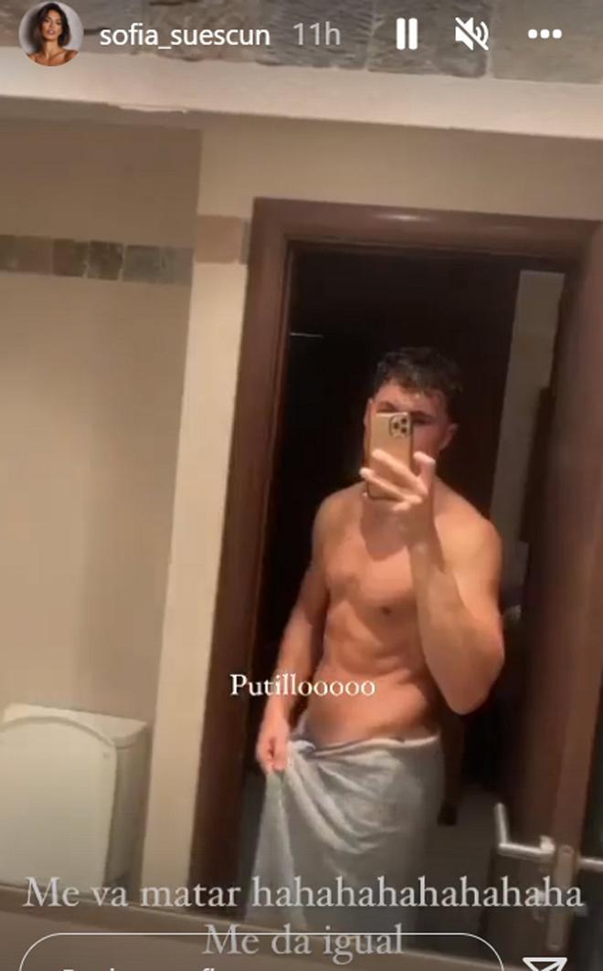 Kiko Jiménez haciéndose un vídeo en el baño mostrando abdominales