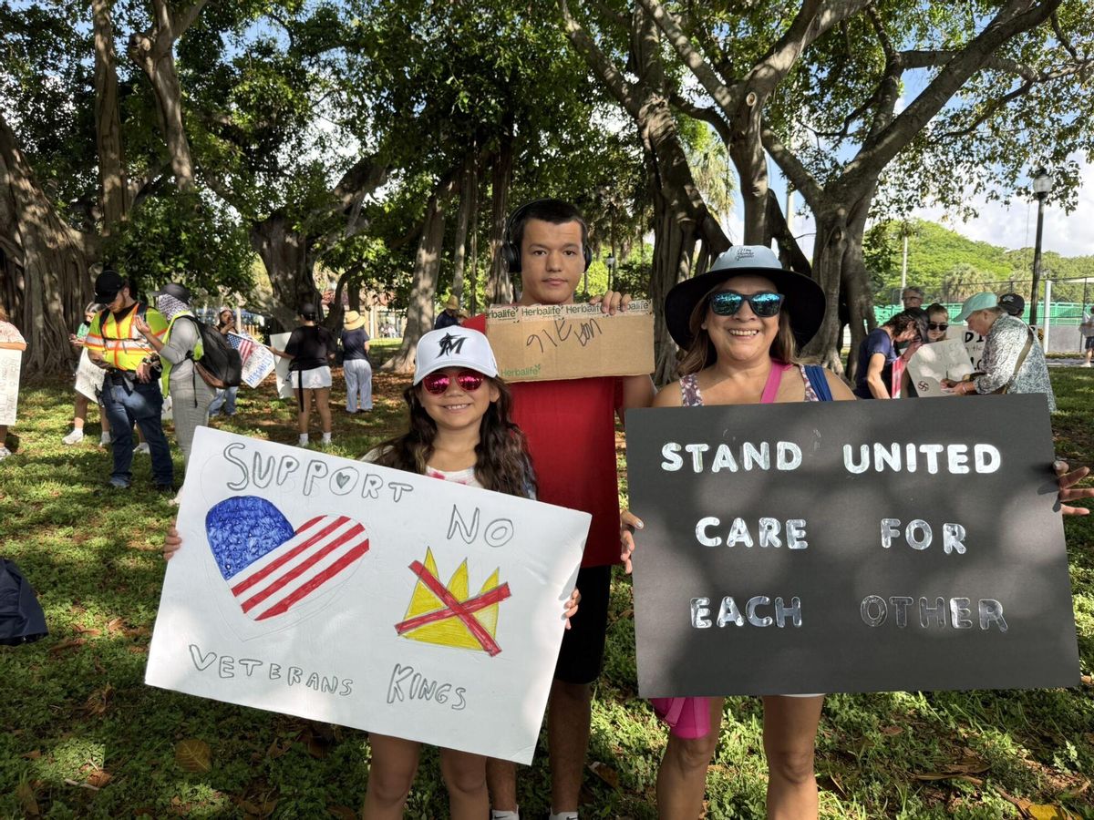 USA3262. PALM BEACH (FL, EEUU), 14/06/2025.- Personas protestan en el marco de la movilización nacional denominada No Kings (Reyes No) realizada este sábado en frente de Mar-a-Lago, la residencia del presidente Trump en Palm Beach, Florida (EE.UU). Miles de personas se reunieron en Palm Beach (Florida) para manifestarse contra su vecino más famoso, el presidente Donald Trump, como parte de las cientos de protestas No Kings (Reyes No) que se celebran en el país contra la agresiva política migratoria del republicano. EFE/Alicia Civita