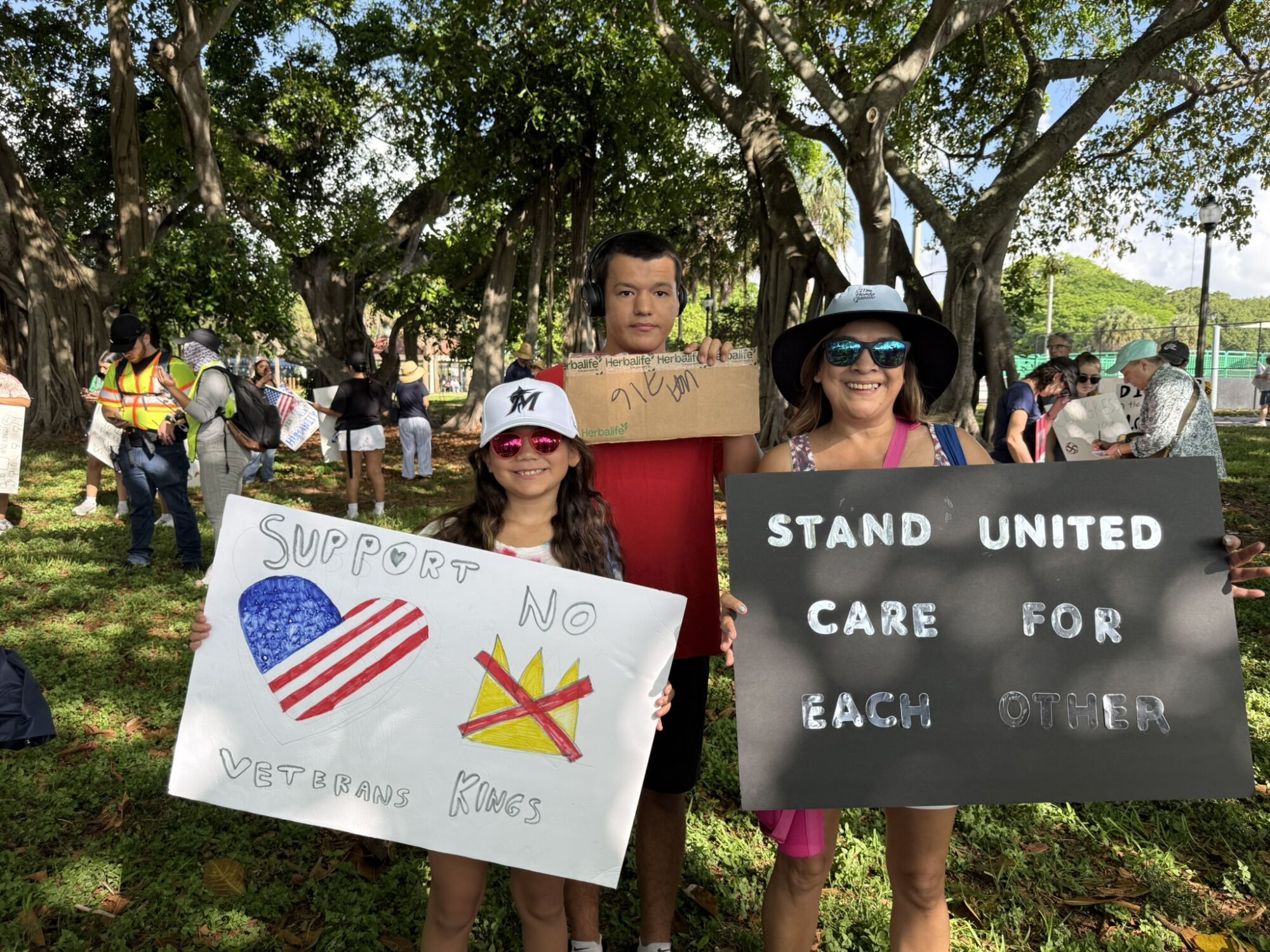 USA3262. PALM BEACH (FL, EEUU), 14/06/2025.- Personas protestan en el marco de la movilización nacional denominada 'No Kings' (Reyes No) realizada este sábado en frente de Mar-a-Lago, la residencia del presidente Trump en Palm Beach, Florida (EE.UU). Miles de personas se reunieron en Palm Beach (Florida) para manifestarse contra su vecino más famoso, el presidente Donald Trump, como parte de las cientos de protestas 'No Kings' (Reyes No) que se celebran en el país contra la agresiva política migratoria del republicano. EFE/Alicia Civita