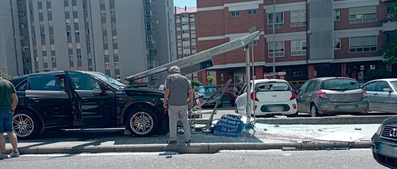 Cuatro personas heridas en el choque de un coche contra una marquesina en Vigo