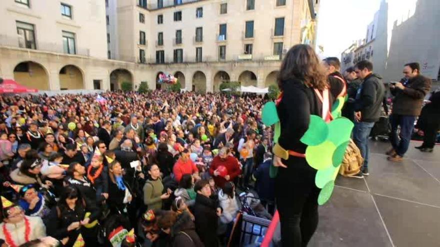 Solo ocho campanadas en una Nochevieja infantil con 3.000 personas en Alicante