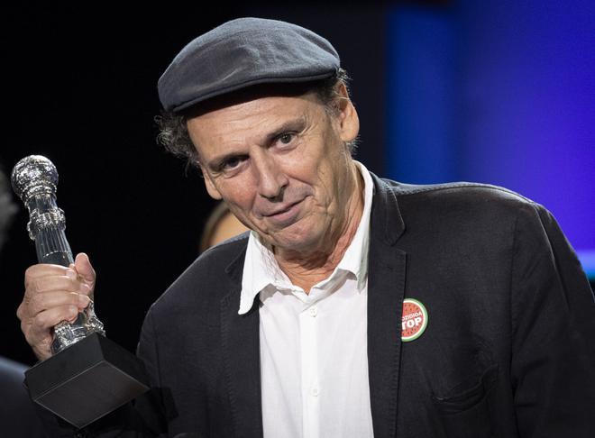 SAN SEBASTIÁN, 27/09/2025.- El director José Luis Guerín ha recibido un Premio Especial del Jurado por Historias del buen valle, este sábado en la gala de clausura del 73 Festival Internacional de Cine de San Sebastián. EFE/ Javier Etxezarreta