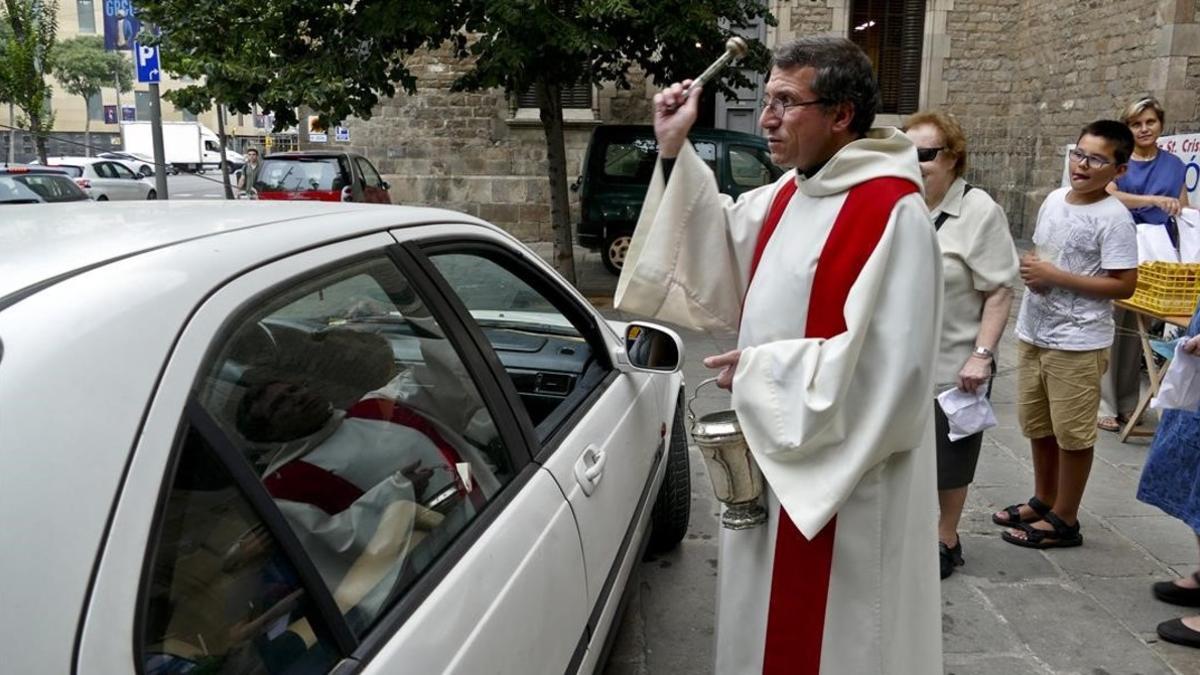 zentauroepp39250728 barcelona  10 07 17  bendici n de coches en la parr quia de 170711222717