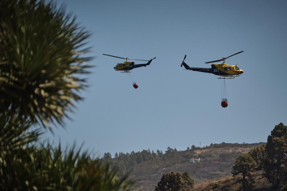 Los efectivos no han cesado en la misión de extinguir el fuego.