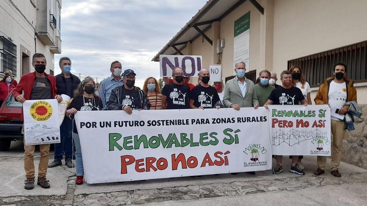 Manifestación en Montánchez contra el proyecto de energías renovables de Reolum el pasado mes de septiembre.