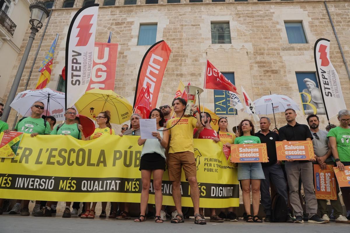 Concentración ante las Corts por el plan Edificant y la climatización de las aulas