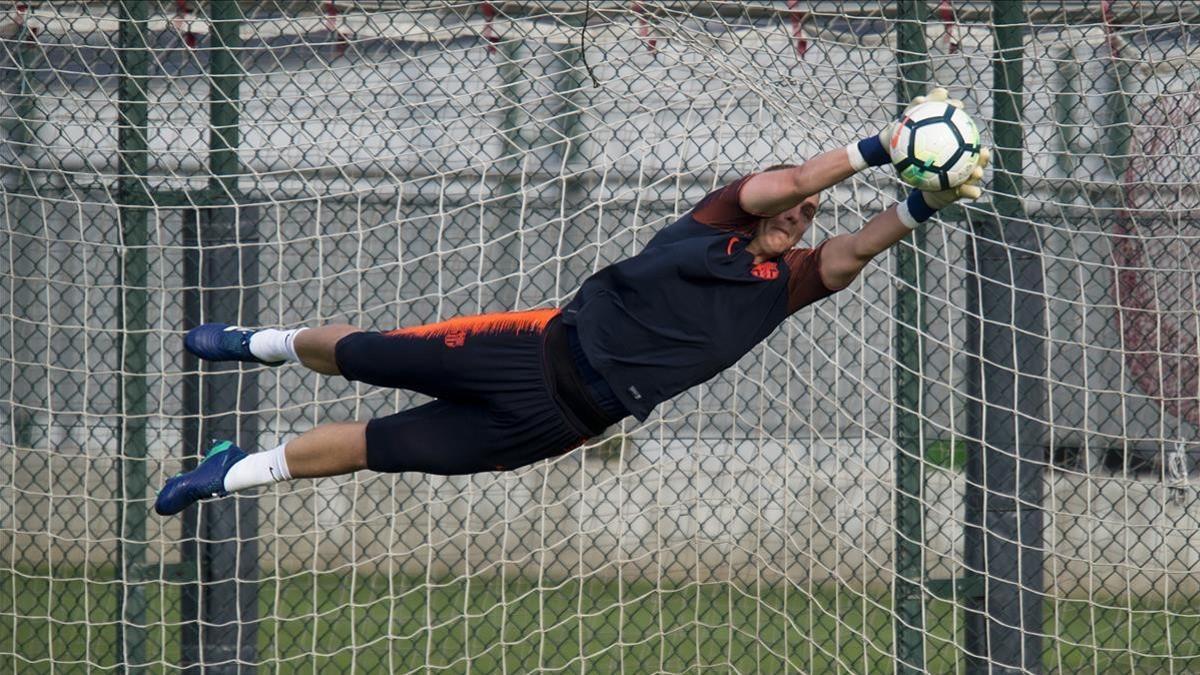 Cillessen, en un entrenamiento en la ciudad deportiva del Barça.