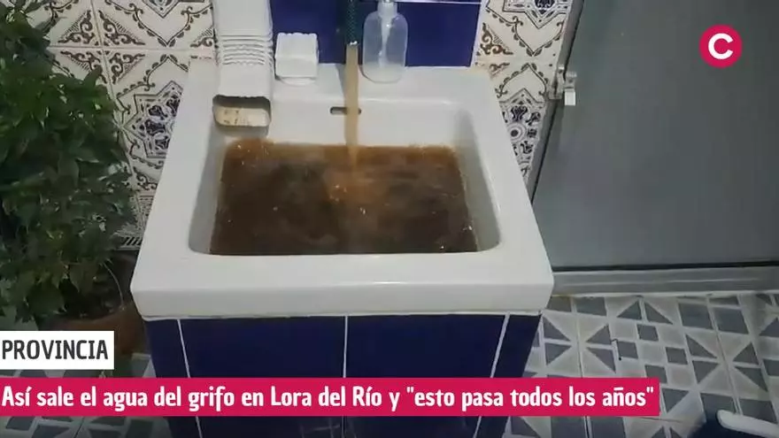 La impactante imagen del agua turbia que sale en los grifos de Lora del Río