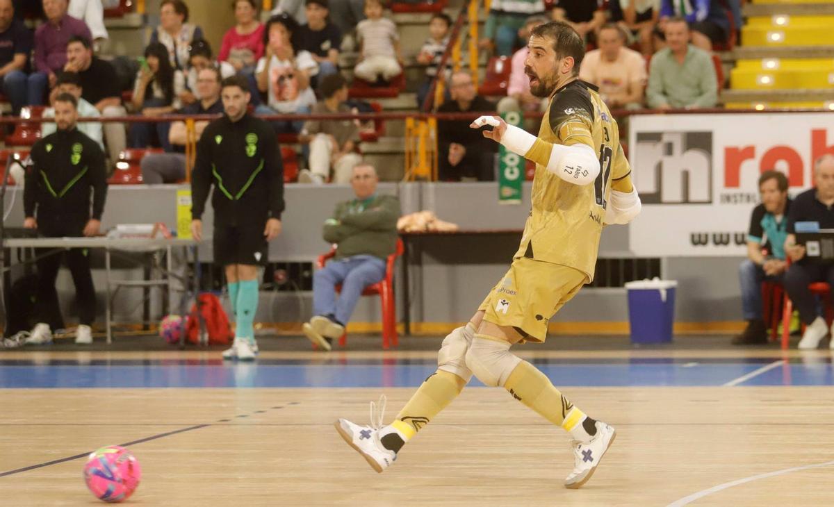 Fabio golpea un balón con los pies.