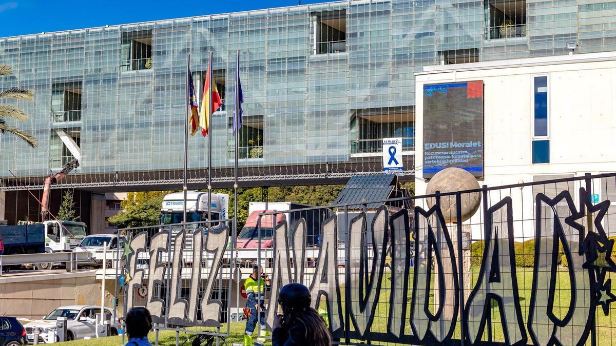 Parte de la decoración navideña que se está montando en Benidorm.
