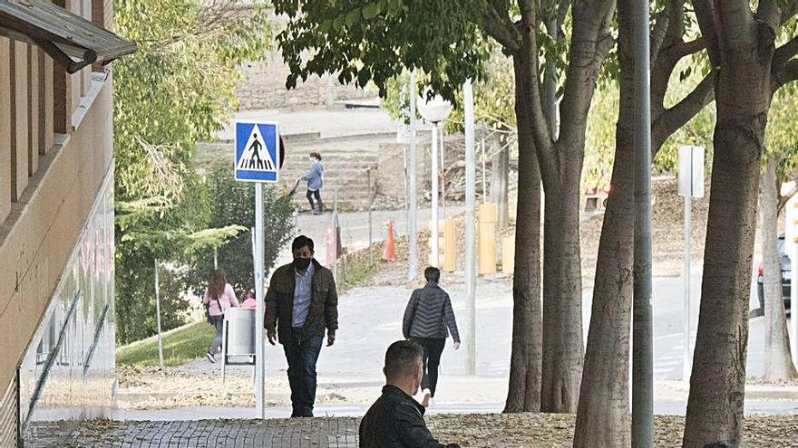 Bevent en un banc a l&#039;avinguda Francesc Macià