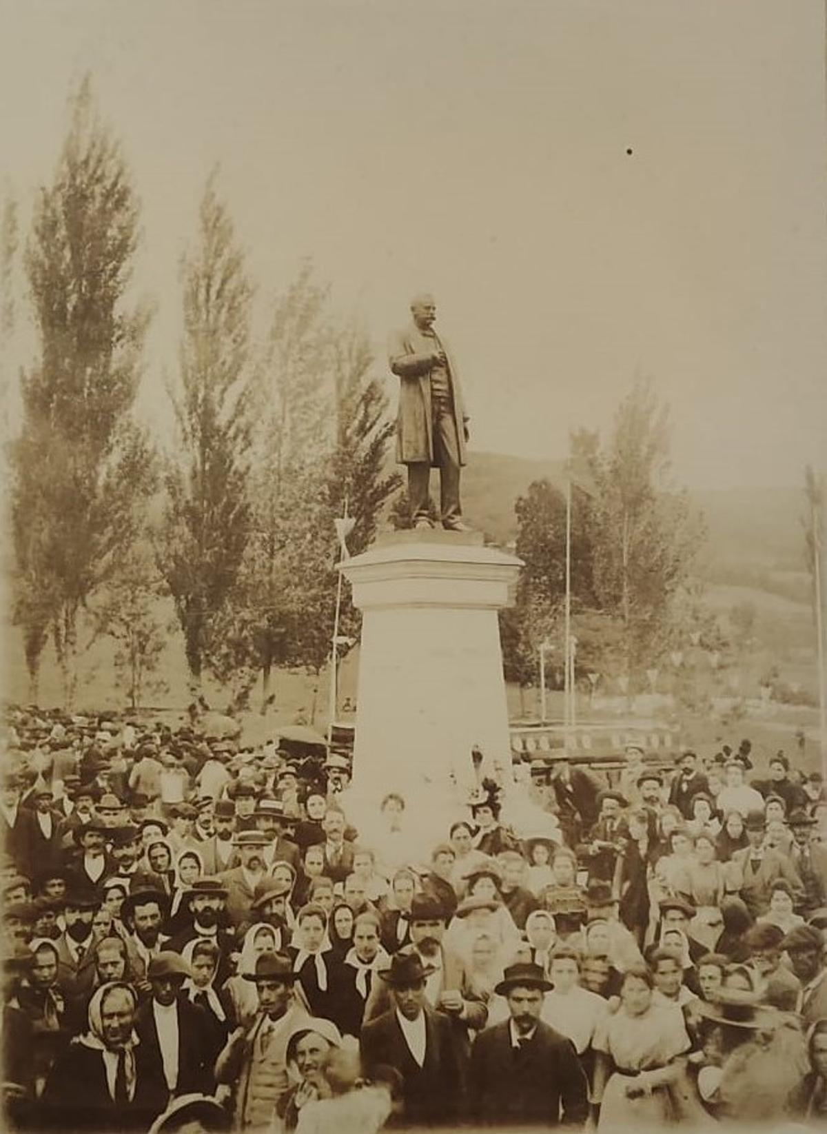 Foto de la inauguración de la escultura de Manuel Pedregal en el parque de Arriba, en 1897. La imagen se conserva en el Museo Villa ya Mercáu.