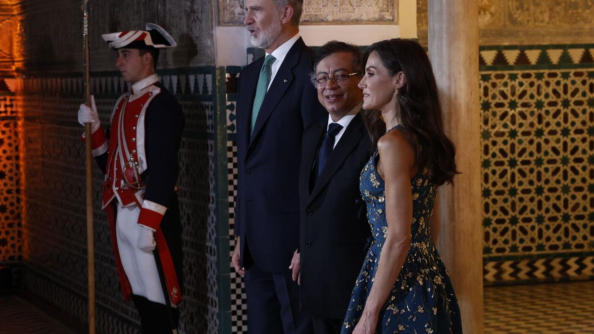 El rey Felipe VI (2d) y la reina Letizia (d) reciben al presidente de Colombia, Gustavo Petro (c), este domingo, momentos antes de la cena de gala que han ofrecido a los líderes mundiales que asisten a la IV Conferencia Internacional sobre Financiación para el Desarrollo.