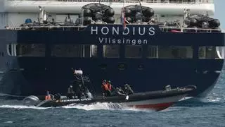 Las fuertes rachas de viento dificultan el desembarque de los pasajeros del crucero 'MV Hondius' en el puerto de Granadilla