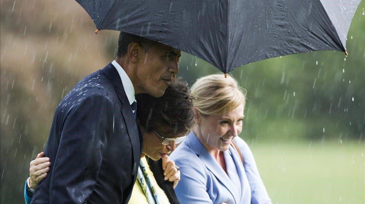 ecarrasco29725866 u s  president barack obama holds an umbrella for senior adv180529202440
