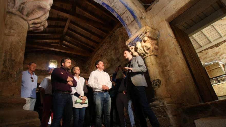 El conselleiro de Cultura, Román Rodríguez, en una visita al templo en 2017. // Bernabé/Adrián Rei